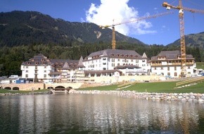 A-ROSA Flussschiff GmbH: A-ROSA Kitzbühel eröffnet am 17. Dezember 2005 / Außenanlage des Luxusresorts und Golfplatz bereits fertiggestellt