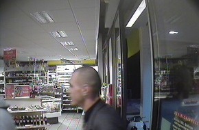 Polizei Rhein-Erft-Kreis: POL-REK: Raubüberfall in Wesseling (Unsere Meldung vom 28.03.07, 12.22 Uhr) Täterfotos