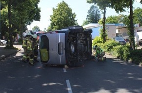 Polizei Rheinisch-Bergischer Kreis: POL-RBK: Bergisch Gladbach - Fahrzeug mit Baum kollidiert und auf die Seite gekippt - Zwei Leichtverletzte