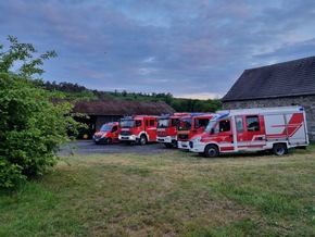 FW-AR: Feuerwehren aus Wennigloh, Stemel und Hachen trainieren den Ernstfall auf Wagyu-Hof