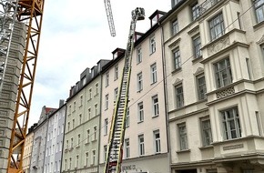 Feuerwehr München: FW-M: Baukran beschädigt Wohngebäude (Isarvorstadt)