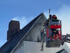 POL-STD: Feuer zerstört Scheune in Hüll