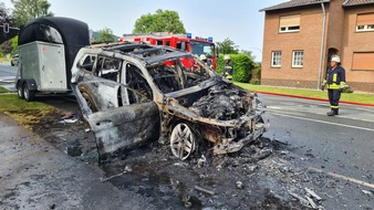 Feuerwehr Hüllhorst: FW Hüllhorst: Pkw-Brand und Verkehrsunfall