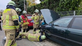 Feuerwehr Kleve: FW-KLE: Feuerwehr befreit Katze aus Motorraum