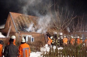 Polizeiinspektion Nienburg / Schaumburg: POL-NI: Dachstuhlbrand sorgt für Großeinsatz bei Feuerwehr und Polizei -Bild im Download-