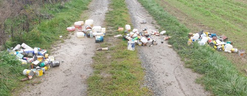 Polizeipräsidium Ludwigsburg: POL-LB: Vaihingen an der Enz: Illegale Abfallentsorgung auf einem Feldweg - Zeugen gesucht