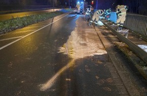 Feuerwehr Herdecke: FW-EN: Verkehrsunfall mit starker Ölspur auf dem Herdecker Bach (B 54). - Fahrzeug fuhr schräg auf Leitplanke