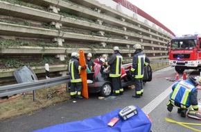 Feuerwehr Essen: FW-E: Verkehrsunfall auf A40 Fahrtrichtung Bochum, schwerverletzte Frau in Kleinwagen