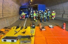 Feuerwehr Bochum: FW-BO: Verkehrsunfall mit einem LKW auf der A 448
