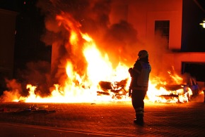 FW-MK: Zwei Fahrzeuge brannten in Letmathe - Polizei ermittelt in Richtung Brandstiftung