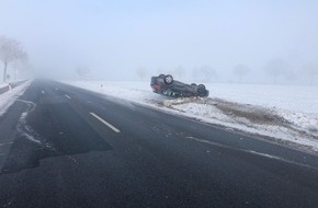 Polizeiinspektion Nienburg / Schaumburg: POL-NI: Sommerreifen bei Winterglatter Fahrbahn führen zum Überschlag