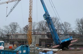 Feuerwehr Ratingen: FW Ratingen: Baukran droht zu kippen!