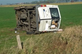 Polizeiinspektion Wilhelmshaven/Friesland: POL-WHV: Verkehrsunfall in Zetel - Fahrzeug kam von der Fahrbahn ab und überschlug sich