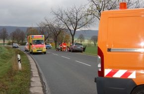 Polizeiinspektion Hameln-Pyrmont/Holzminden: POL-HOL: Kreisstraße 23 - Kirchbrak Rtg. B 240: Frontal gegen Baum geprallt - 60jähriger Fahrer musste reanimiert werden -