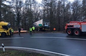 Polizeiinspektion Hameln-Pyrmont/Holzminden: POL-HM: L 550 - Lkw geriet in den Graben