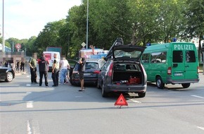 Polizei Gelsenkirchen: POL-GE: Vier Leichtverletzte und hoher Sachschaden nach Verkehrsunfall