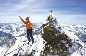 medi GmbH & Co. KG: Über den Wolken / Profi-Alpinist Stephan Siegrist stürmt jetzt mit medi zum Gipfel (BILD)