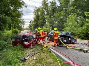 KFV Bodenseekreis: Feuerwehr rettet zwei Fahrzeuglenker aus Fahrzeugen nach schwerem Verkehrsunfall auf K7783