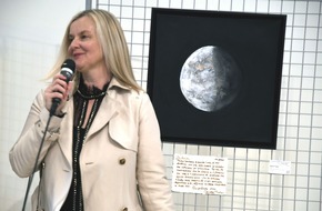 Sandra Thaler Art: Sandra Thalers &bdquo;MOON&ldquo;: Kunst-Erfolg in der Kulturhauptstadt L&rsquo;Aquila 2026 mit Asche und Gold