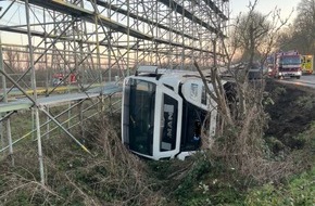 Kreispolizeibehörde Rhein-Kreis Neuss: POL-NE: Schwierige LKW-Bergung nach Verkehrsunfall