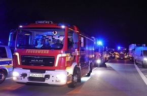 Feuerwehr Dresden: FW Dresden: Schwerer Verkehrsunfall auf der A17 - eine Person verstorben, mehrere teils schwer verletzt