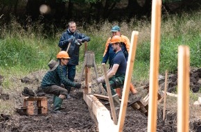 Bergwaldprojekt e.V.: Für Klima- und Artenschutz: 60 Bergwaldprojekt-Freiwillige arbeiten im 6. Jahr für die Moorwiedervernässung im Nationalpark Jasmund