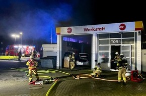 Feuerwehr Bergisch Gladbach: FW-GL: Feuer in Kfz-Werkstatt auf Tankstellengelände im Bergisch Gladbach-Moitzfeld