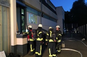 Feuerwehr Erkrath: FW-Erkrath: Brand im Bordell löst Großeinsatz der Feuerwehr aus