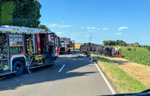 Feuerwehr Grevenbroich: FW Grevenbroich: Vier Verletzte nach schwerem Verkehrsunfall bei Grevenbroich / Schwerverletzte mit Rettungshubschrauber in Kliniken geflogen