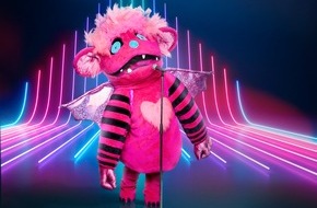 ProSieben: Welcher Star verbirgt sich unter dem Schmetterling? Welcher Promi versteckt sich im Astronauten? ProSieben präsentiert "The Masked Singer" - das größte TV-Rätsel Deutschlands