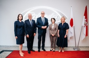 Takeda Pharma Vertrieb GmbH & Co. KG: Ministerpräsident Dr. Dietmar Woidke empfängt Japans Botschafterin I.E. Mitsuko Shino am Takeda Standort in Oranienburg