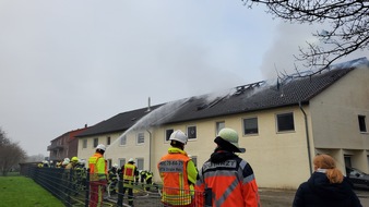 Polizeiinspektion Cuxhaven: POL-CUX: Dachstuhlbrand nach Explosion in einem Mehrparteienhaus in Nordhholz