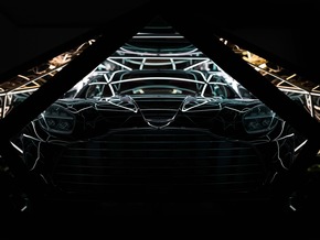 Aston Martin und der Künstler Anthony James präsentieren im Vorfeld der Kunstmesse Frieze LA eine faszinierende moderne Lichtskulptur