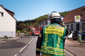 FW LK Neunkirchen: Brand auf Garagendach - Feuerwehr verhindert Schlimmeres