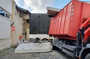 Feuerwehr Bremerhaven: FW Bremerhaven: Dach einer Unterführung stürzt ein