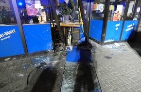Polizeiinspektion Cuxhaven: POL-CUX: PKW fährt in Eingangsbereich von Gastrobetrieb und flüchtet - erheblicher Sachschaden (Foto im Anhang)