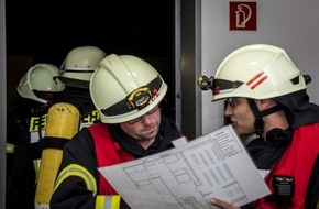 Freiwillige Feuerwehr Bedburg-Hau: FW-KLE: Feuerwehr trainiert den Ernstfall:
Brand in Einkaufsmarkt an der Norbertstraße