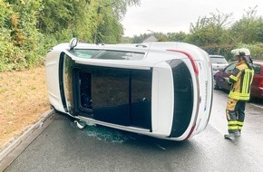 Feuerwehr Bochum: FW-BO: Verkehrsunfall: PKW bleibt auf der Seite liegen
