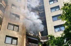 Feuerwehr Bergisch Gladbach: FW-GL: Wohnung nach Balkonbrand im Stadtteil Frankenforst unbewohnbar - Feuerwehr rettet zwei Katzen