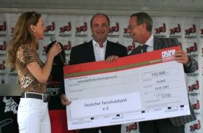 Deutscher Tierschutzbund e.V.: Fressnapf übergibt 155.000 Euro für Tiere in Not - Tierschutzbotschafter Maxi Arland war Aktions-Pate