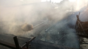 Feuerwehr Kaarst: FW-NE: Einfamilienhaus in Vollbrand - Nachbarhaus durch die Brandausbreitung beschädigt