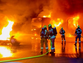 FW-OLL: Zwei Lkw auf Firmengel&auml;nde in Vollbrand - Gefahr durch berstende Reifen