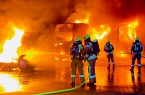 Kreisfeuerwehr Oldenburg: FW-OLL: Zwei Lkw auf Firmengel&auml;nde in Vollbrand - Gefahr durch berstende Reifen
