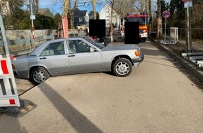 Polizeidirektion Ludwigshafen: POL-PDLU: Speyer - PKW fährt in Baustelle und bleibt in Grube liegen