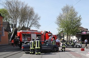 Feuerwehr Essen: FW-E: Verkehrsunfall mit zwei PKW, acht Insassen betroffen