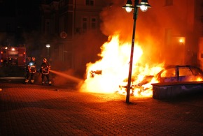 FW-MK: Zwei Fahrzeuge brannten in Letmathe - Polizei ermittelt in Richtung Brandstiftung