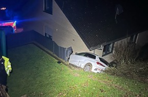 Polizei Paderborn: POL-PB: Pkw rutscht Abhang herunter und prallt gegen eine Hauswand