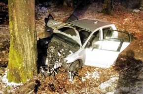 Polizeipräsidium Westpfalz: POL-PPWP: B48/Trippstadt: 51-Jähriger stirbt nach Kollision mit Baum
