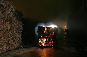 Feuerwehr Essen: FW-E: Großbrand in Altpapierlager, nur Sachschaden