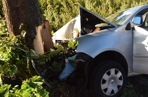 Kreispolizeibehörde Herford: POL-HF: VW prallt gegen Baum - 20-jährige Fahrerin schwer verletzt